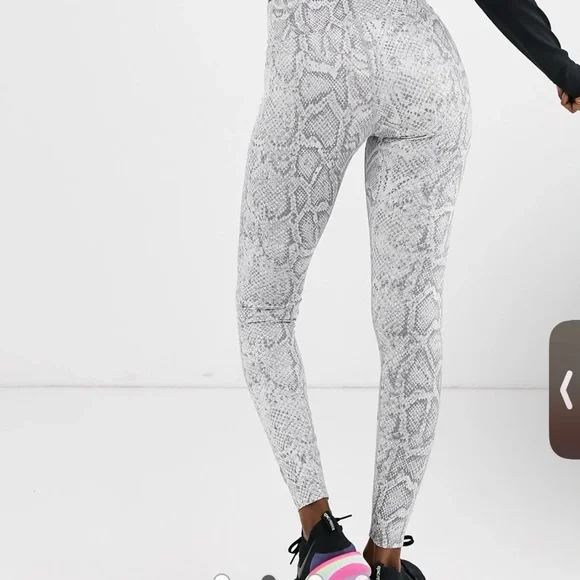 Nike Women's Snake Print Leggings - White and Gray - Picture 2 of 7